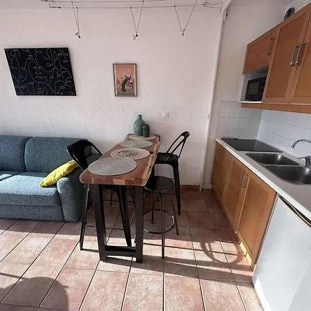 Moderne Avec Climatisation Et Parking Proche - Fr-1-731-132 *